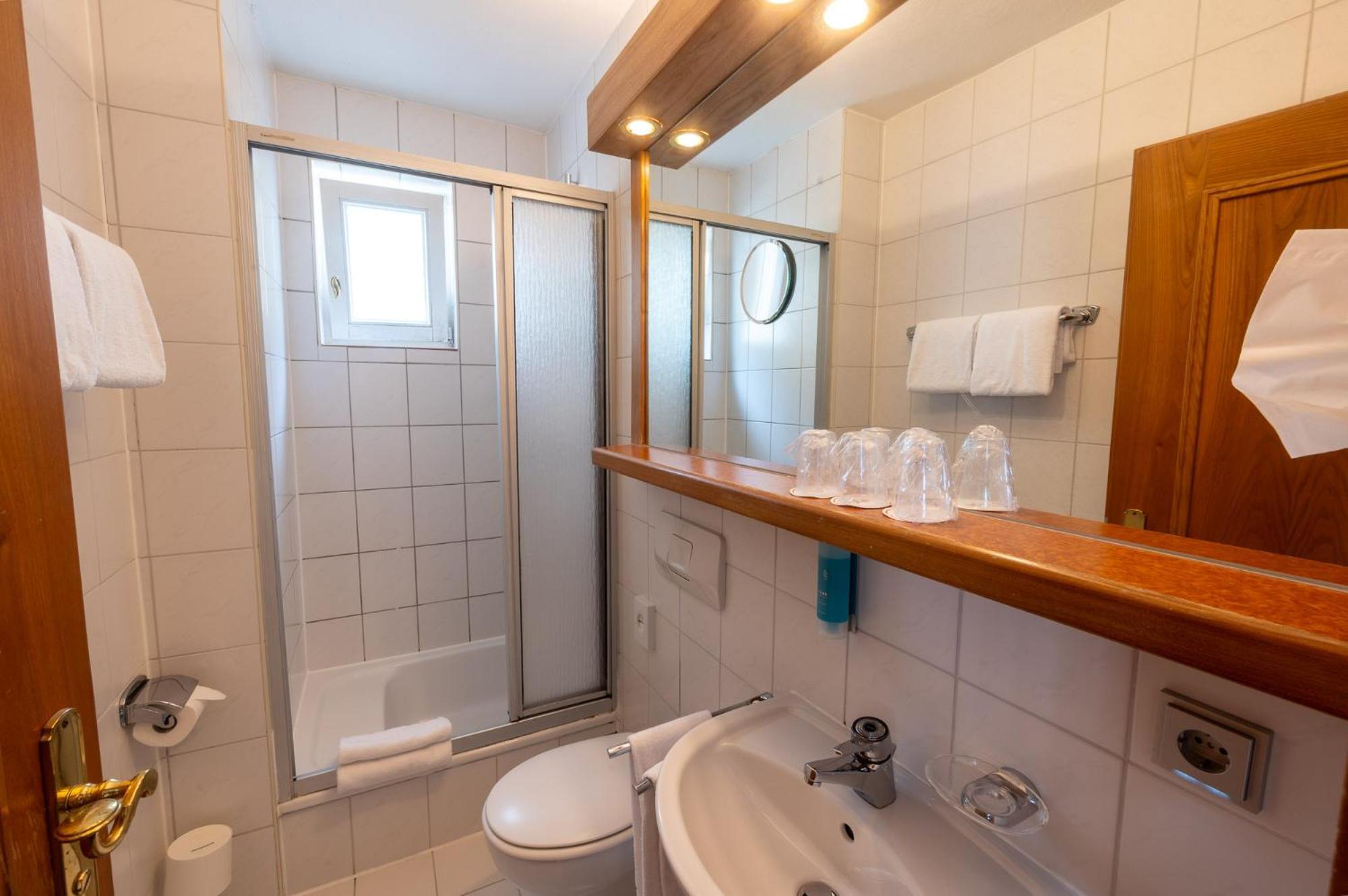 Oberschleißheim Chalet Zum Kurfuerst מראה חיצוני תמונה