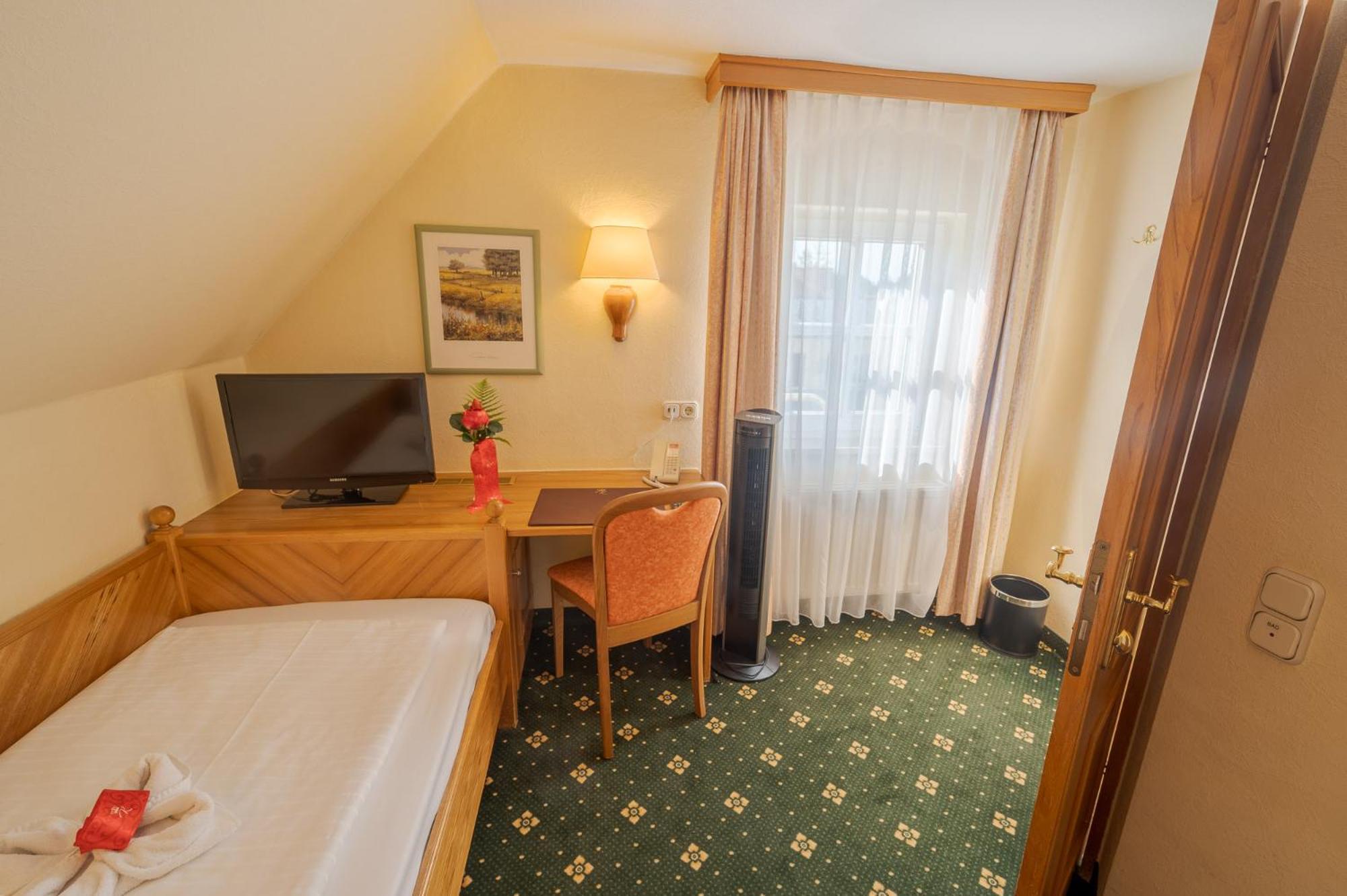 Oberschleißheim Chalet Zum Kurfuerst מראה חיצוני תמונה